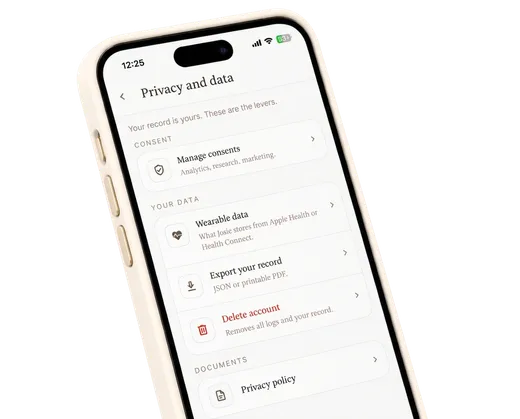 Une main tenant un téléphone affichant les réglages de confidentialité et de données de Josie