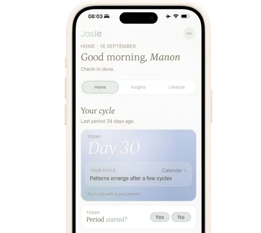 Une main tenant un téléphone affichant l’écran du cycle dans Josie